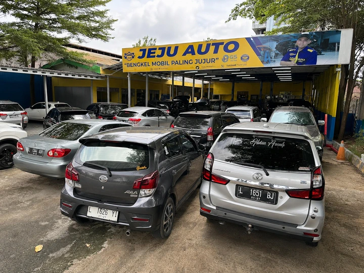 Area bengkel Jeju Auto yang ramai kendaraan pelanggan