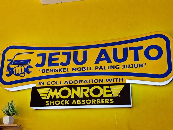 Papan kolaborasi Jeju Auto dengan Monroe Shock Absorbers