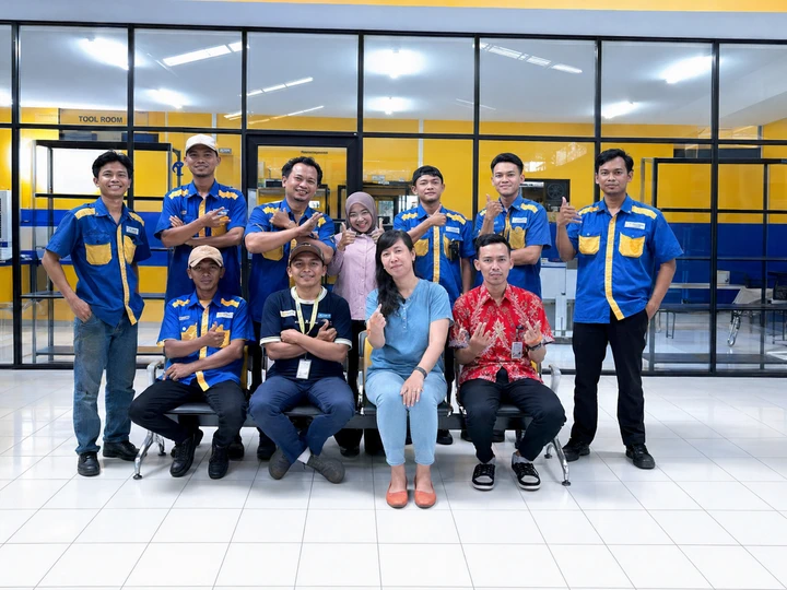 Tim profesional Jeju Auto di area bengkel