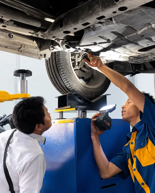Mekanik Jeju Auto cek kaki-kaki mobil di kolong
